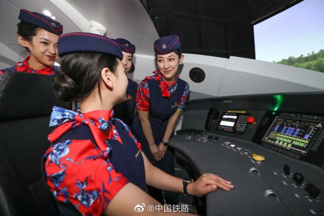 围观高铁乘务员驾驶高铁