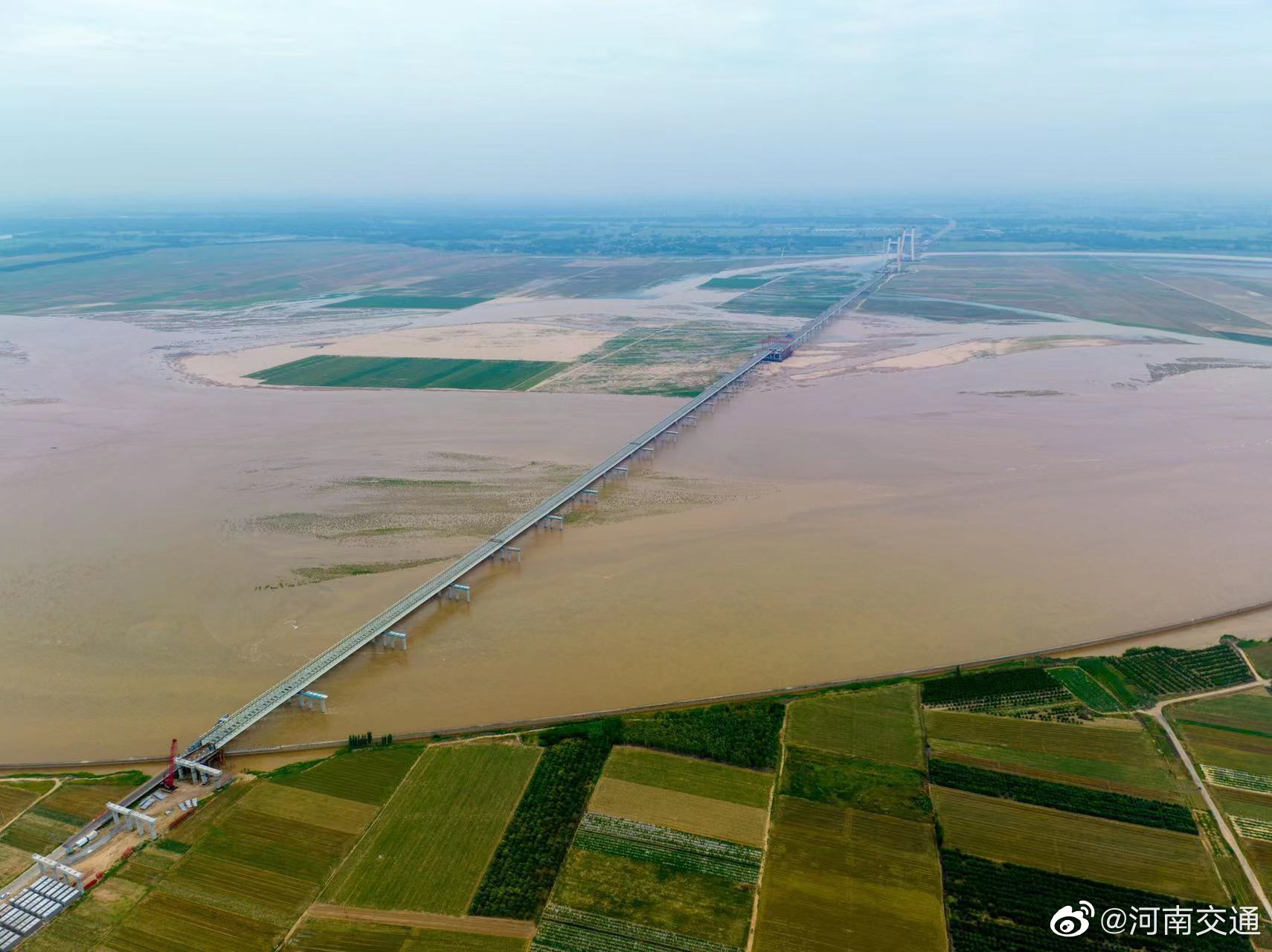 1700米安罗高速黄河特大桥全国最长连续顶推单幅到位