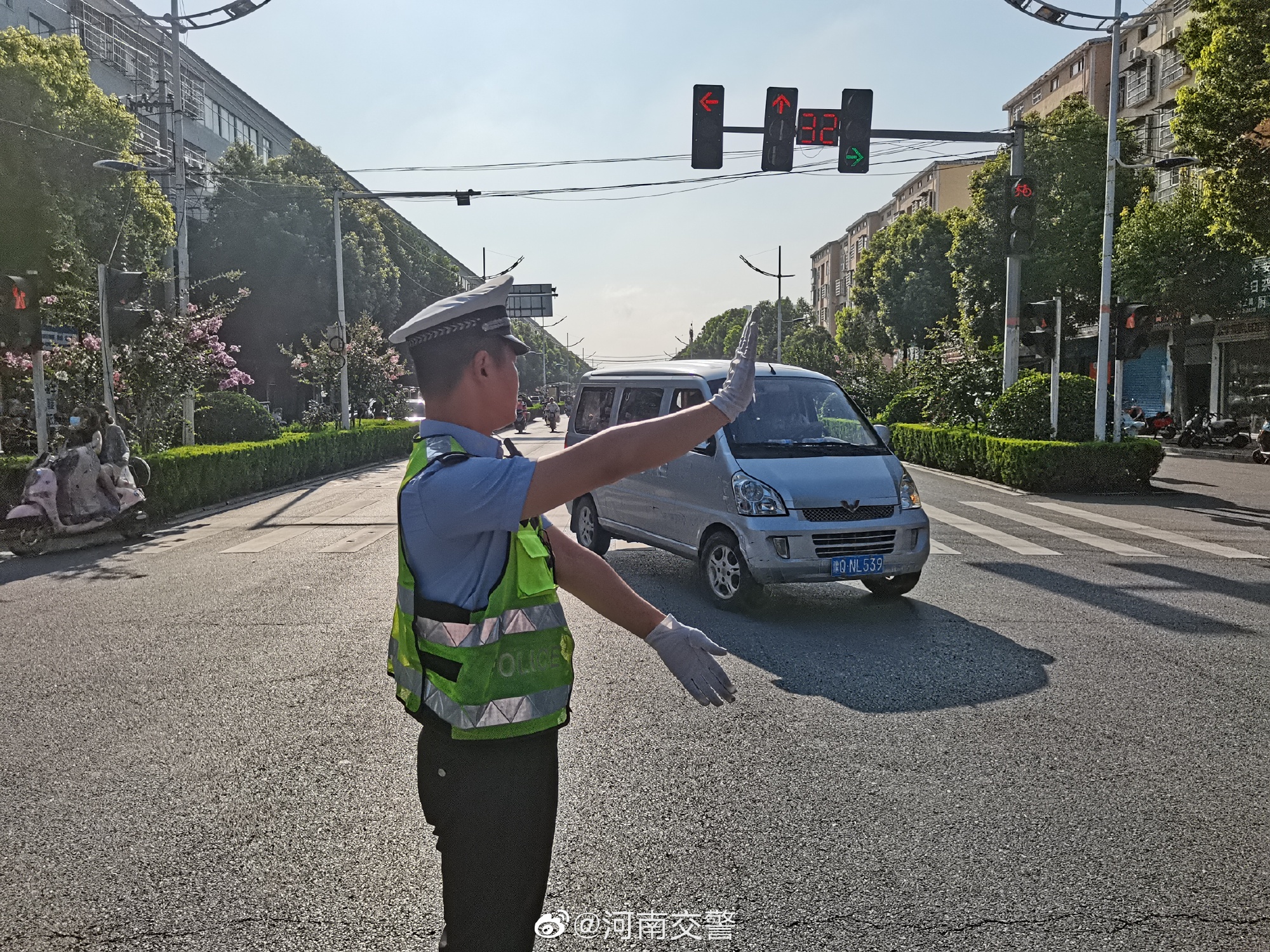 平舆交警助梦护考再启航